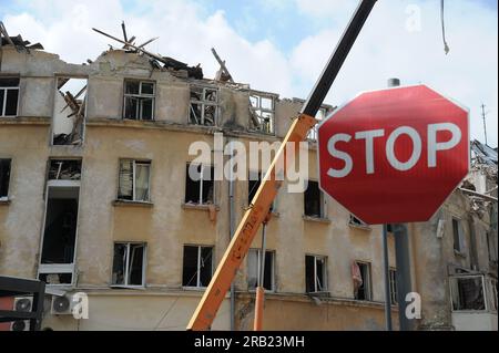 Lemberg, Ukraine. 06. Juli 2023. Blick auf ein beschädigtes Apartmenthaus. Die Russen starteten einen Raketenangriff auf die Ukraine. Der Feind hat Kalibr-Raketen vom Schwarzen Meer abgeschossen. Infolge des russischen Raketenangriffs auf Lemberg wurde ein Wohngebäude beschädigt. Die 3. Und 4. Etage in zwei Eingängen wurden zerstört. Bisher sind vier Menschen gestorben, und die Zahl der Verletzten ist auf 34 gestiegen. Kredit: SOPA Images Limited/Alamy Live News Stockfoto