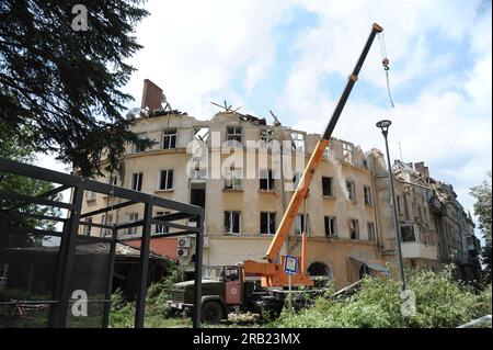 Lemberg, Ukraine. 06. Juli 2023. Blick auf ein beschädigtes Apartmenthaus. Die Russen starteten einen Raketenangriff auf die Ukraine. Der Feind hat Kalibr-Raketen vom Schwarzen Meer abgeschossen. Infolge des russischen Raketenangriffs auf Lemberg wurde ein Wohngebäude beschädigt. Die 3. Und 4. Etage in zwei Eingängen wurden zerstört. Bisher sind vier Menschen gestorben, und die Zahl der Verletzten ist auf 34 gestiegen. Kredit: SOPA Images Limited/Alamy Live News Stockfoto