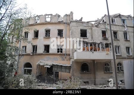 Lemberg, Ukraine. 06. Juli 2023. Blick auf ein beschädigtes Apartmenthaus. Die Russen starteten einen Raketenangriff auf die Ukraine. Der Feind hat Kalibr-Raketen vom Schwarzen Meer abgeschossen. Infolge des russischen Raketenangriffs auf Lemberg wurde ein Wohngebäude beschädigt. Die 3. Und 4. Etage in zwei Eingängen wurden zerstört. Bisher sind vier Menschen gestorben, und die Zahl der Verletzten ist auf 34 gestiegen. Kredit: SOPA Images Limited/Alamy Live News Stockfoto