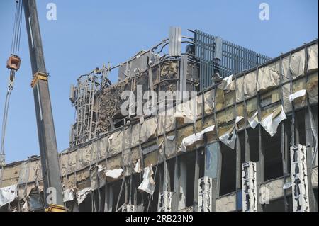 Lemberg, Ukraine. 06. Juli 2023. Blick auf ein beschädigtes Apartmenthaus. Die Russen starteten einen Raketenangriff auf die Ukraine. Der Feind hat Kalibr-Raketen vom Schwarzen Meer abgeschossen. Infolge des russischen Raketenangriffs auf Lemberg wurde ein Wohngebäude beschädigt. Die 3. Und 4. Etage in zwei Eingängen wurden zerstört. Bisher sind vier Menschen gestorben, und die Zahl der Verletzten ist auf 34 gestiegen. Kredit: SOPA Images Limited/Alamy Live News Stockfoto