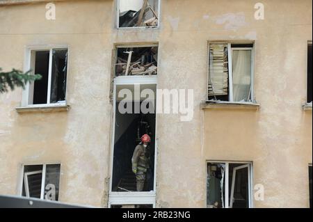 Lemberg, Ukraine. 06. Juli 2023. Blick auf ein beschädigtes Apartmenthaus. Die Russen starteten einen Raketenangriff auf die Ukraine. Der Feind hat Kalibr-Raketen vom Schwarzen Meer abgeschossen. Infolge des russischen Raketenangriffs auf Lemberg wurde ein Wohngebäude beschädigt. Die 3. Und 4. Etage in zwei Eingängen wurden zerstört. Bisher sind vier Menschen gestorben, und die Zahl der Verletzten ist auf 34 gestiegen. Kredit: SOPA Images Limited/Alamy Live News Stockfoto