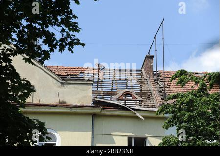 Lemberg, Ukraine. 06. Juli 2023. Blick auf ein beschädigtes Apartmenthaus. Die Russen starteten einen Raketenangriff auf die Ukraine. Der Feind hat Kalibr-Raketen vom Schwarzen Meer abgeschossen. Infolge des russischen Raketenangriffs auf Lemberg wurde ein Wohngebäude beschädigt. Die 3. Und 4. Etage in zwei Eingängen wurden zerstört. Bisher sind vier Menschen gestorben, und die Zahl der Verletzten ist auf 34 gestiegen. Kredit: SOPA Images Limited/Alamy Live News Stockfoto