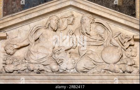 NEAPEL, ITALIEN - 23. APRIL 2023: Das Marmorrelief der Heiligen Dreifaltigkeit in der Kirche Chiesa di San Giovanni a Carbonara Stockfoto