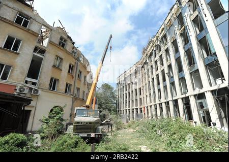 Lemberg, Ukraine. 06. Juli 2023. Blick auf ein beschädigtes Apartmenthaus. Die Russen starteten einen Raketenangriff auf die Ukraine. Der Feind hat Kalibr-Raketen vom Schwarzen Meer abgeschossen. Infolge des russischen Raketenangriffs auf Lemberg wurde ein Wohngebäude beschädigt. Die 3. Und 4. Etage in zwei Eingängen wurden zerstört. Bisher sind vier Menschen gestorben, und die Zahl der Verletzten ist auf 34 gestiegen. (Foto: Mykola Tys/SOPA Images/Sipa USA) Guthaben: SIPA USA/Alamy Live News Stockfoto