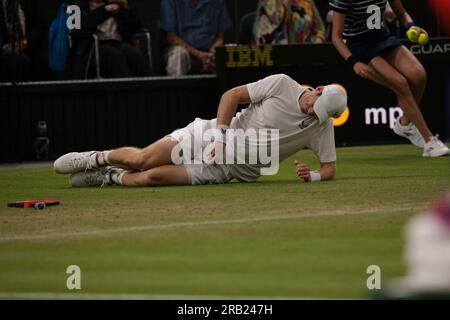 London, Vereinigtes Königreich, 06. Juli 2023. Der griechische Stefanos Tsitsipas, 5. im ATP-Ranking, steht heute Donnerstagnachmittag, 06, während des Wimbledon-Turniers in England dem britischen Andy Murray gegenüber. Murray, als er das Streichholz schloss, spürte sein Bein und musste das Streichholz mit der Verletzung zurücklassen. Das Spiel geht morgen um 07 Uhr weiter. Kredit: Andre Chaco/FotoArena/Alamy Live News Stockfoto