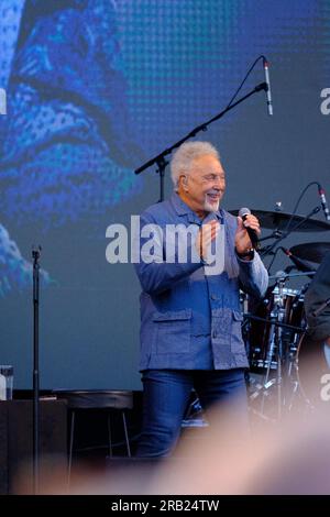 Greenwich London, Großbritannien. 6. Juli 2023. Tom Jones tritt bei Greenwich Summer Sounds vor Tausenden von Fans auf, die von Scouting for Girls unterstützt werden. Credit: Paul Chambers/Alamy Live News Stockfoto