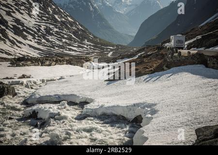 Weißes Wohnmobil auf einer Straße im Snowy Norwegian Mountain Valley. Motto „Motorheim Reisen“. Stockfoto