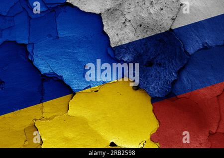 Flaggen der Ukraine und Russland auf rissige Wand gemalt Stockfoto