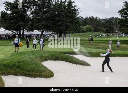 Pebble Beach, Usa. 06. Juli 2023. Brooke Henderson aus Kanada tritt aus einer Falle auf das zweite Grün in Runde eins der Frauen-USA Geöffnet in Pebble Beach, Kalifornien am Donnerstag, den 6. Juli 2023. Foto: Terry Schmitt/UPI Credit: UPI/Alamy Live News Stockfoto