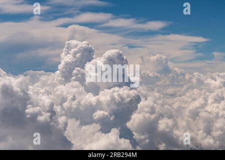 Luftaufnahme der Wolken von außerhalb meines Fensters der Business-Klasse auf einer Boeing 777, die vom Flughafen LAX zum Flughafen IAD fliegt Stockfoto