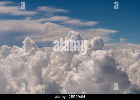 Luftaufnahme der Wolken von außerhalb meines Fensters der Business-Klasse auf einer Boeing 777, die vom Flughafen LAX zum Flughafen IAD fliegt Stockfoto