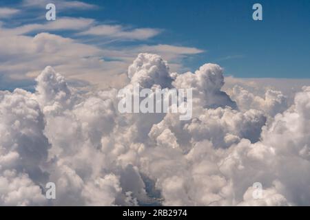 Luftaufnahme der Wolken von außerhalb meines Fensters der Business-Klasse auf einer Boeing 777, die vom Flughafen LAX zum Flughafen IAD fliegt Stockfoto