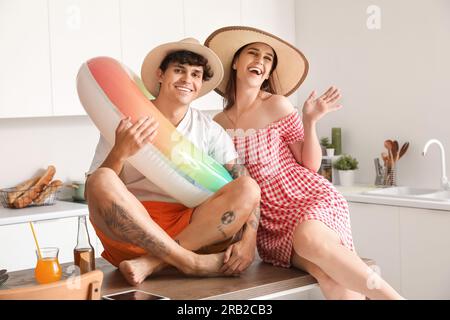 Ein junges Paar, bereit für den Sommerurlaub in der Küche Stockfoto