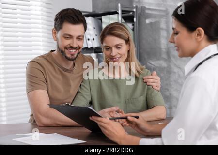 Paare mit Termin beim Fertilitätsarzt in der Klinik. Patientenkonsultation Stockfoto