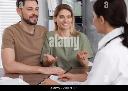 Paare mit Termin beim Fertilitätsarzt in der Klinik. Patientenkonsultation Stockfoto