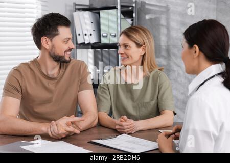 Paare mit Termin beim Fertilitätsarzt in der Klinik. Patientenkonsultation Stockfoto