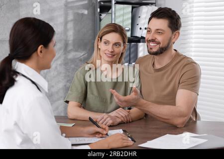 Paare mit Termin beim Fertilitätsarzt in der Klinik. Patientenkonsultation Stockfoto