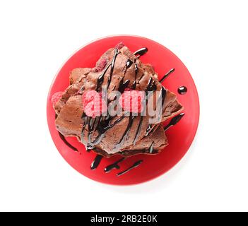 Teller mit Himbeer-Schokoladen-Brownie auf weißem Hintergrund Stockfoto