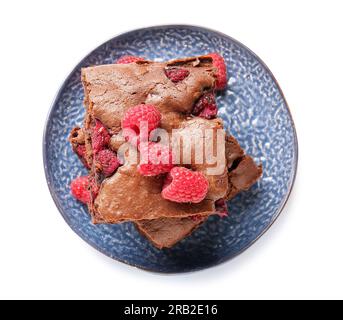 Teller mit Himbeer-Schokoladen-Brownie auf weißem Hintergrund Stockfoto
