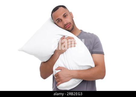 Müder Mann mit Kissen auf weißem Hintergrund. Schlaflosigkeit-Problem Stockfoto