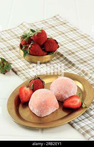 Japanische Mochi-Erdbeere auf goldenem ovalem Teller. Ichigo Mochi Stockfoto