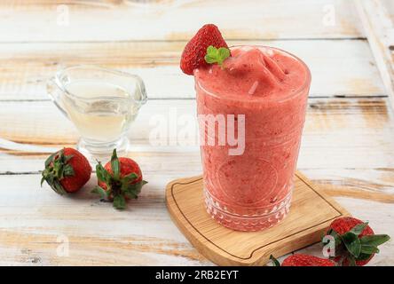 Frischer Erdbeersaft, Konzept Summer Healthy Drink Slush Stockfoto