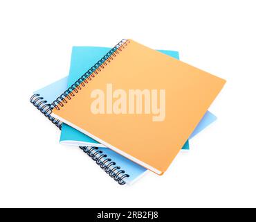 Viele verschiedene Notebooks, isoliert auf weiß. Schulpapier Stockfoto