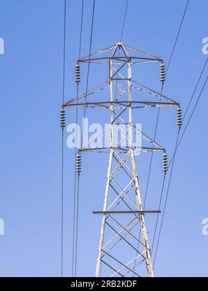 Ein Übertragungsturm, der Überlandleitungen unterstützt Stockfoto