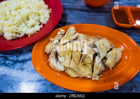 Hainanesischer gedünsteter Hähnchenreis am Hawker Stall, ein berühmtes Gericht in Singapur Stockfoto