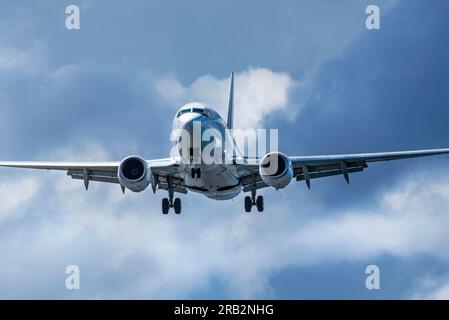 Scharfe Nahaufnahme eines Flugzeugs aus der Teleeinstellung auf dem Flughafen, BC, Kanada Stockfoto