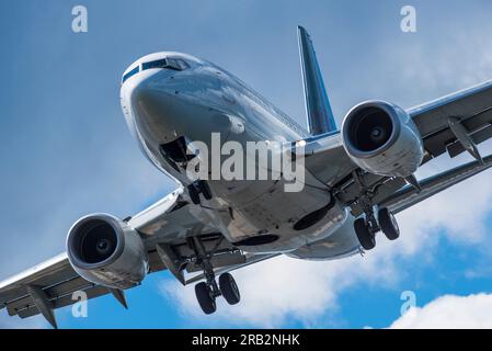 Scharfe Nahaufnahme eines Flugzeugs aus der Teleeinstellung auf dem Flughafen, BC, Kanada Stockfoto