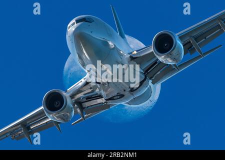 Scharfe Teleaufnahmen von Düsenflugzeugen mit Vollmond, Vancouver Island, BC Stockfoto