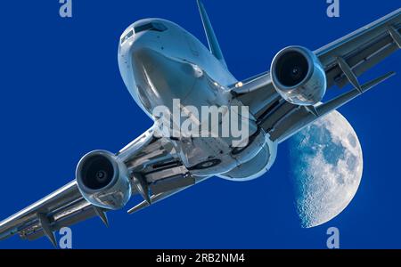 Scharfe Teleaufnahmen von Düsenflugzeugen mit Halbmond, Vancouver Island, BC Stockfoto