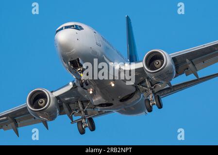 Scharfe Tele-Nahaufnahme von Flugzeugen, die in Victoria, BC, Kanada landen Stockfoto