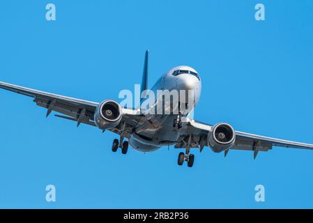 Scharfe Teleaufnahme von Flugzeugen, die in Victoria, BC, Kanada fliegen Stockfoto