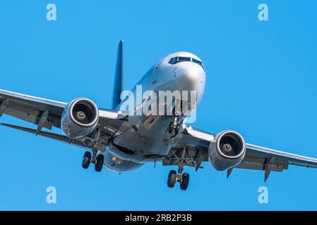 Scharfe Teleaufnahme von Flugzeugen, die in Victoria, BC, Kanada fliegen Stockfoto