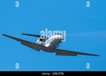 Scharfes Teleobjektiv eines privaten Düsenflugzeugs im Flug, Victoria, BC, Kanada Stockfoto