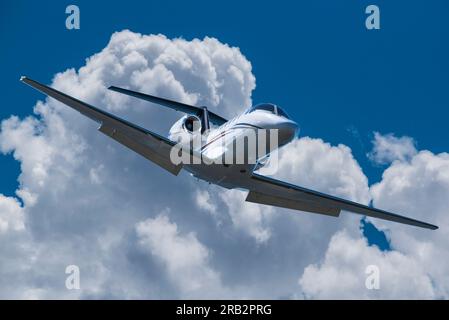 Scharfes Teleobjektiv eines privaten Düsenflugzeugs im Flug, Victoria, BC, Kanada Stockfoto
