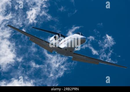 Scharfes Teleobjektiv eines privaten Düsenflugzeugs im Flug, Victoria, BC, Kanada Stockfoto
