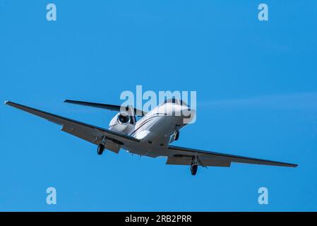 Scharfes Teleobjektiv eines privaten Düsenflugzeugs im Flug, Victoria, BC, Kanada Stockfoto