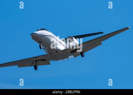 Scharfes Teleobjektiv eines privaten Düsenflugzeugs im Flug, Victoria, BC, Kanada Stockfoto