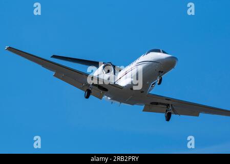 Scharfes Teleobjektiv eines privaten Düsenflugzeugs im Flug, Victoria, BC, Kanada Stockfoto