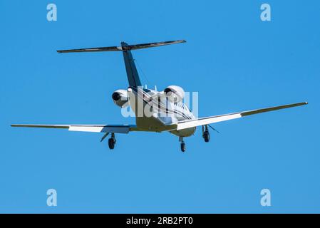 Scharfes Teleobjektiv eines privaten Düsenflugzeugs im Flug, Victoria, BC, Kanada Stockfoto