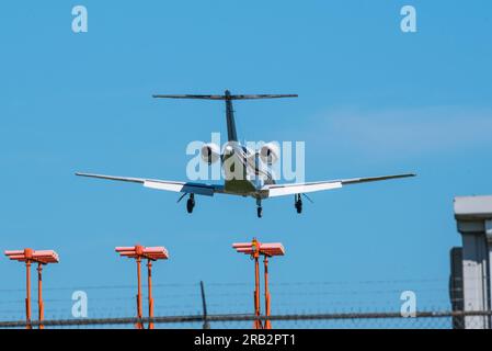 Scharfes Teleobjektiv eines privaten Düsenflugzeugs im Flug, Victoria, BC, Kanada Stockfoto