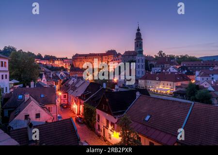 Cesky Krumlov Stadt und Schloss unter dem Nachthimmel Stockfoto