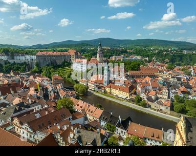 Blick aus der Vogelperspektive auf das Renaissance-Schloss in Cesky Krumlov über der Moldau in der Tschechischen Republik Stockfoto