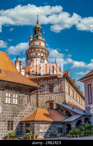 Blick aus der Vogelperspektive auf das Renaissance-Schloss in Cesky Krumlov über der Moldau in der Tschechischen Republik Stockfoto