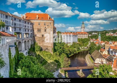 Blick aus der Vogelperspektive auf das Renaissance-Schloss in Cesky Krumlov über der Moldau in der Tschechischen Republik Stockfoto