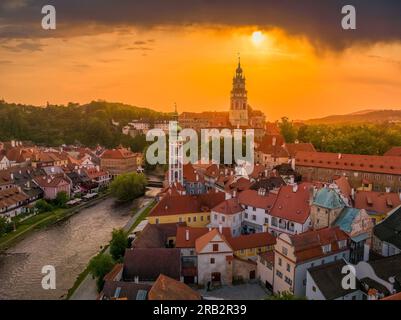 Mittelalterliche Burg von Cesky Krumlov mit orangefarbenem Sonnenuntergang Burg von Cesky Krumlov mit orangefarbenem Sonnenuntergang Stockfoto