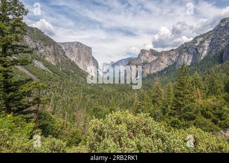 Der berühmte Blick auf das Yosemite Valley, der Tunnel View. Yosemite-Nationalpark, Kalifornien, USA. Stockfoto